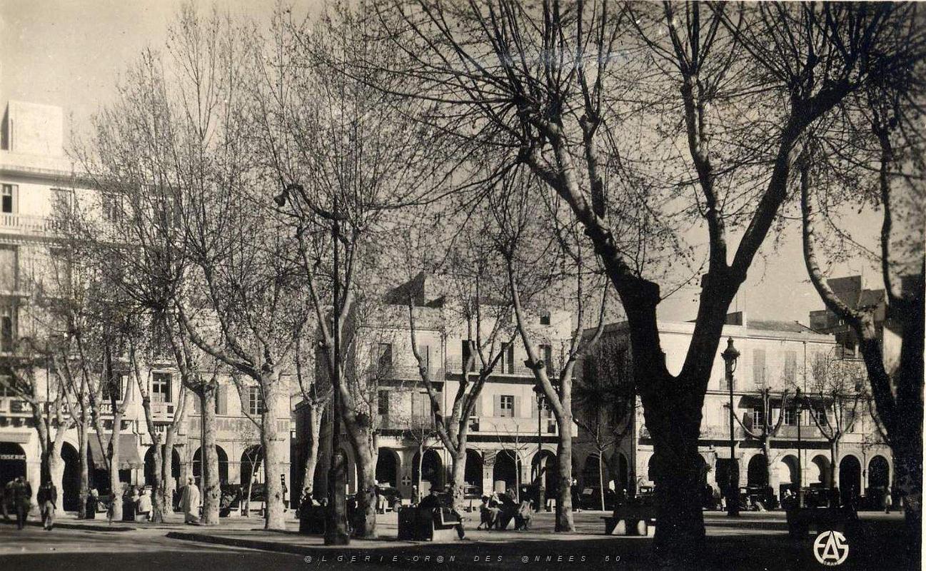 Mostaganem 506- Place Republique COLLECTION DES AMIS DE ND DE SANTA CRUZ.jpg